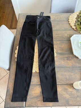 Aritzia Black High-Waist Performance Leggings, brand new with tags. Size medium.